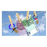 An einer Wäscheleine hängen zwei Geldscheine im Wert von 500 und 100 Euro sowie zwei bunte Babyschnuller.